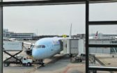 加航787-9停靠在温哥华机场登机口