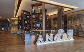 大堂的 ANDAZ 字母装置