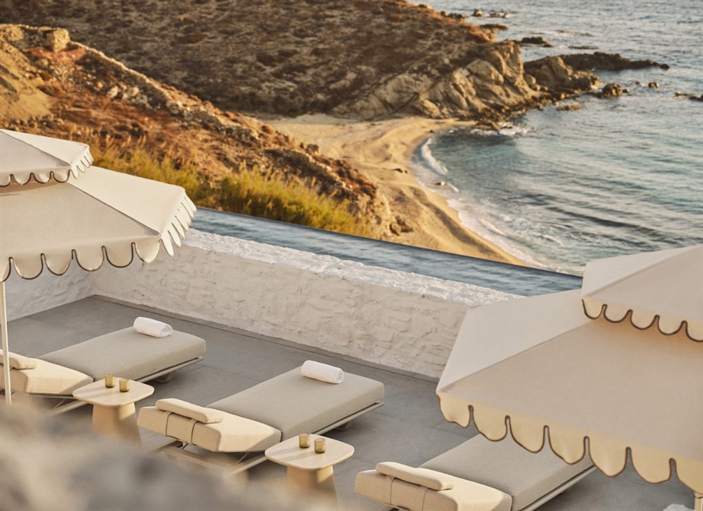 Four Seasons Hotel Mykonos 海滩区躺椅与海湾