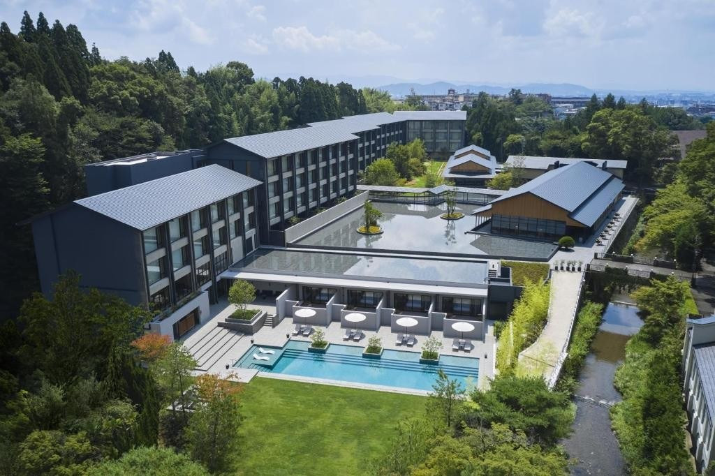 ROKU KYOTO 航拍，庭园与室外温泉池
