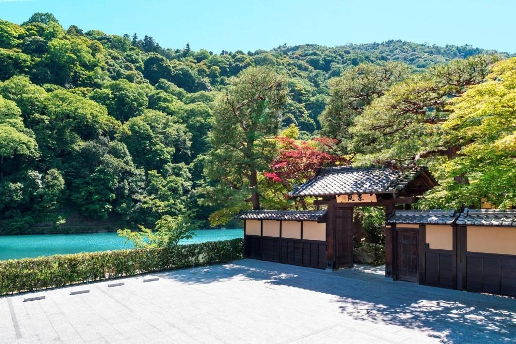 翠岚酒店保津川畔的大门