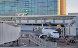 温哥华机场登机口的阿拉斯加航空 Horizon E175