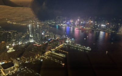 从香港丽思卡尔顿客房俯瞰的维多利亚港夜景