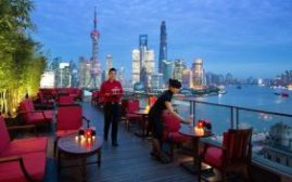 上海半岛酒店顶楼露台眺望陆家嘴天际线与黄浦江