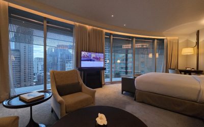 曼谷华尔道夫 Deluxe King Suite 起居区与落地窗城景